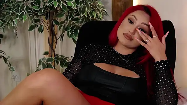 EmyHilton stripchat live cam model