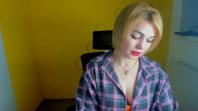 CuttieEmma stripchat live cam model