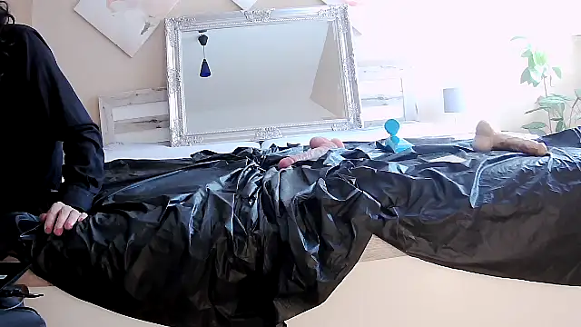 Nylon-Bitch stripchat live cam model
