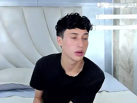 Thom_amees stripchat live cam model