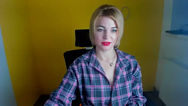 CuttieEmma stripchat live cam model