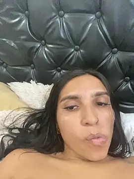 Xbby-Love-BJ stripchat live cam model