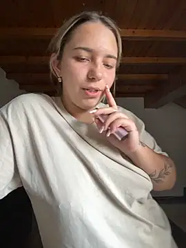 Naomi-Klein stripchat live cam model