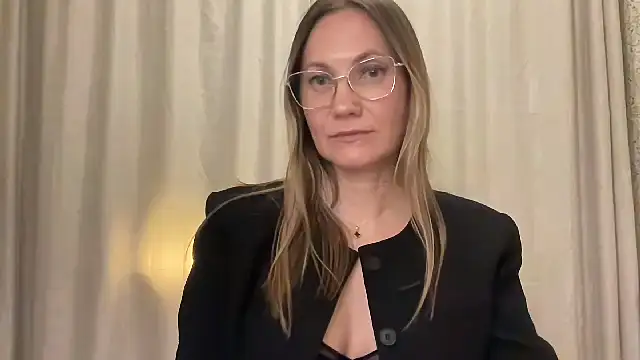 Feyoraa stripchat live cam model