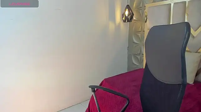 FoxLuxe stripchat live cam model