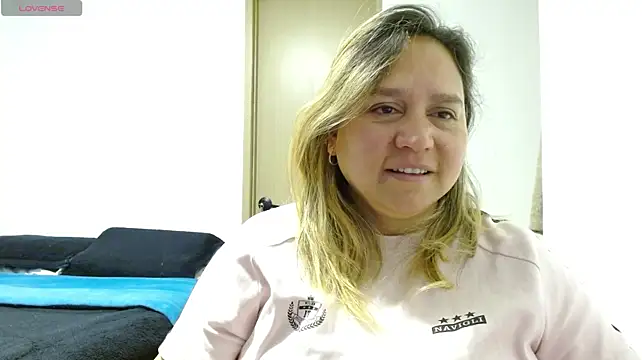 LauraReeves stripchat live cam model