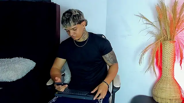 Noah__Browm stripchat live cam model