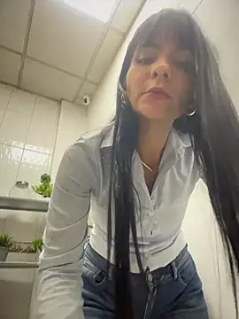 LuxeBrunetteXXX stripchat live cam model