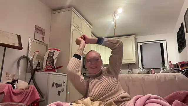 DouceMarine stripchat live cam model