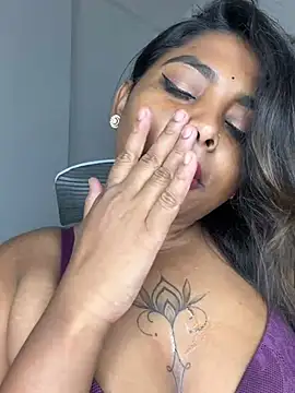 OpposedLoom stripchat live cam model