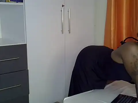 Curvydollyy stripchat live cam model