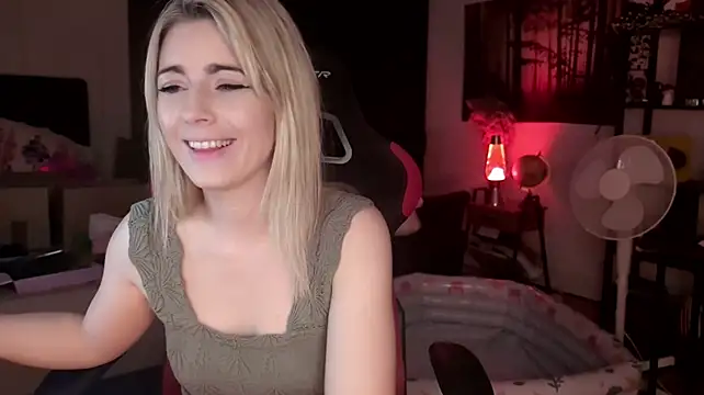 Lisaonthemoon stripchat live cam model