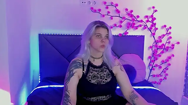 JoannLowe stripchat live cam model