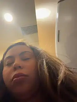 lariic stripchat live cam model