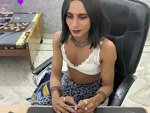 LuvLayla stripchat live cam model