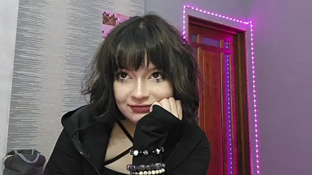 YunLettinga stripchat live cam model