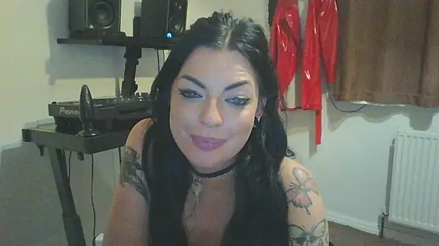 PoppyRaven stripchat live cam model
