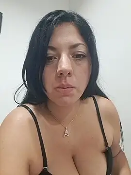 1bellaa stripchat live cam model