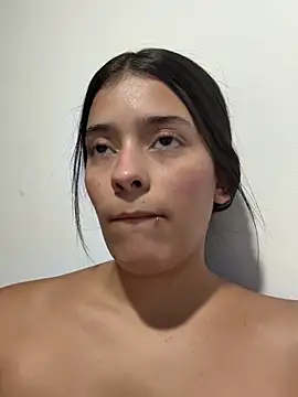 Isaaaaqueen stripchat live cam model