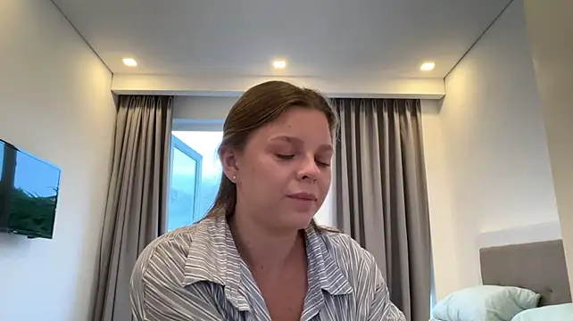 AmieLendor stripchat live cam model