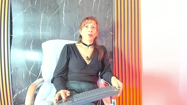 ivi_queen stripchat live cam model
