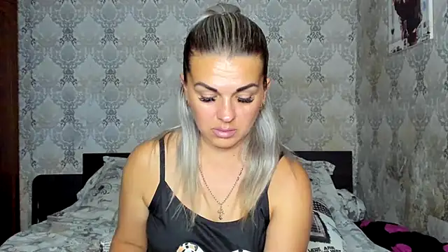 NicoletMoore stripchat live cam model