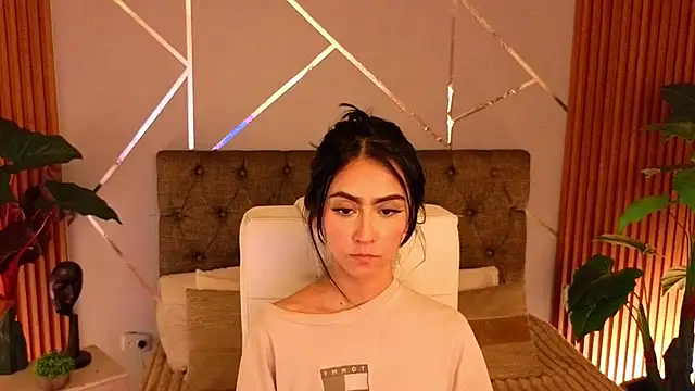 Coralinnee_ stripchat live cam model