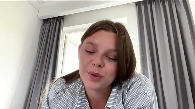 AmieLendor stripchat live cam model