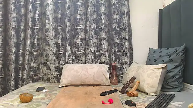 queen-chocolatexxx stripchat live cam model