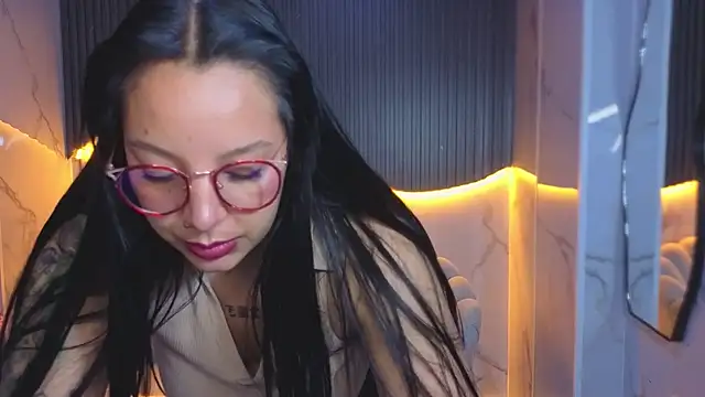 Sara13_b stripchat live cam model