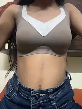 LuxeAura stripchat live cam model