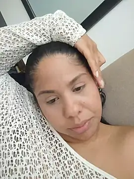 downsonMia stripchat live cam model