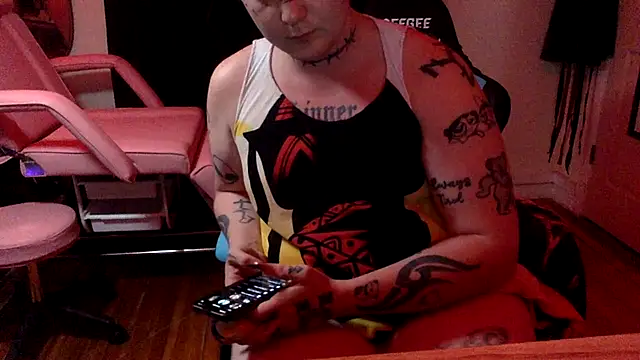 CurvyTrans2002 stripchat live cam model