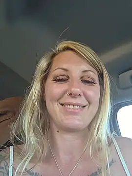 SheIsSomething stripchat live cam model