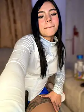 Laura-Khalifa stripchat live cam model