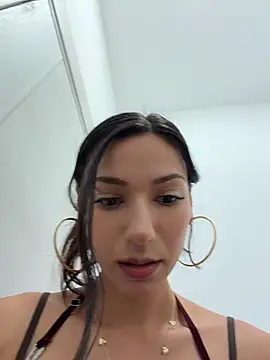 -_MiaQueen_- stripchat live cam model