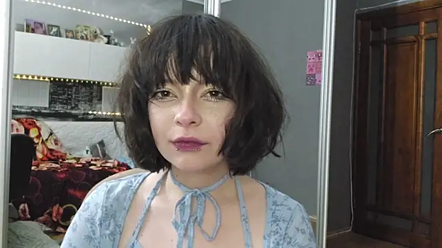 YunLettinga stripchat live cam model