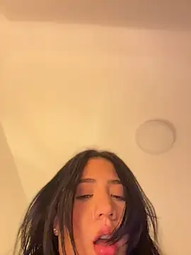 vellaah stripchat live cam model