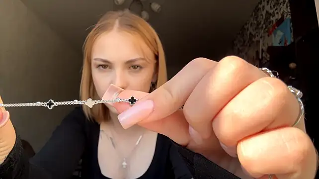 MargotHalo stripchat live cam model