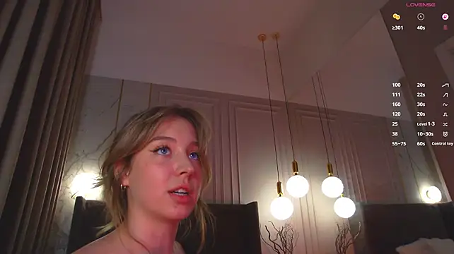 LoraineLuff stripchat live cam model