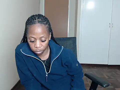 QUEENMANDYY stripchat live cam model