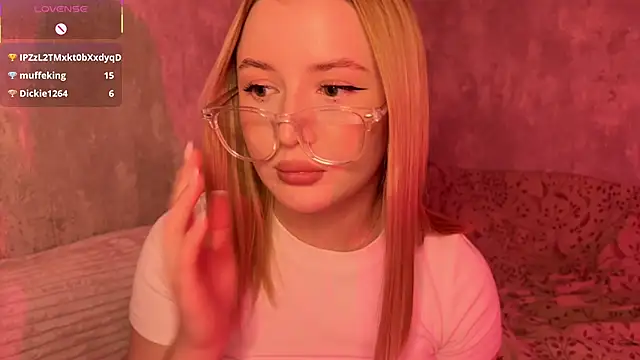 LumiMoore stripchat live cam model