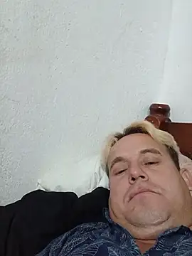 Ronibisci stripchat live cam model