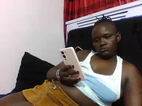Queennyams stripchat live cam model