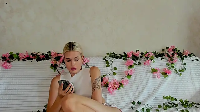 blondymoor stripchat live cam model