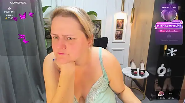 ScarlettSoft stripchat live cam model