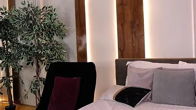EmyHilton stripchat live cam model