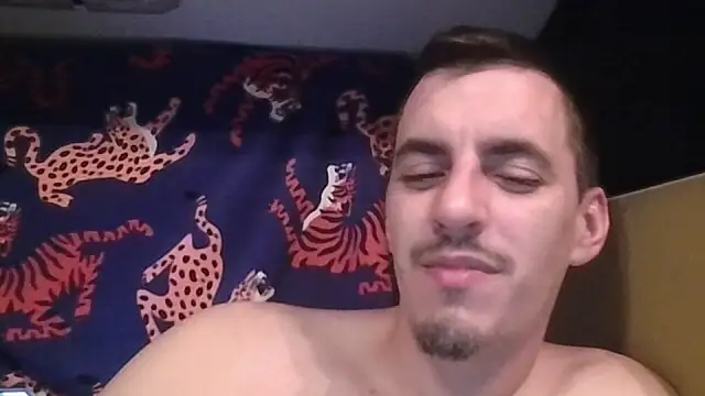 luverrboyy stripchat live cam model