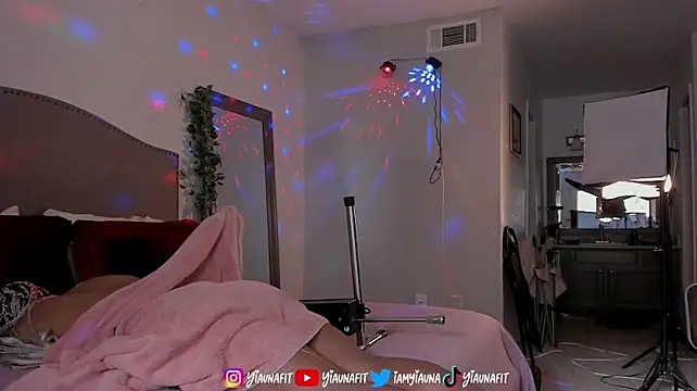 Yiauna stripchat live cam model