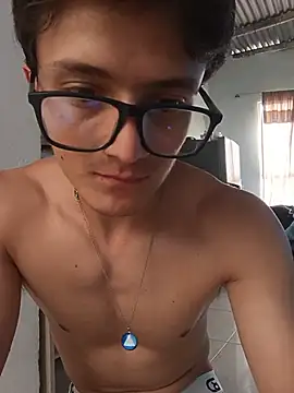 Davitfitnosuke stripchat live cam model